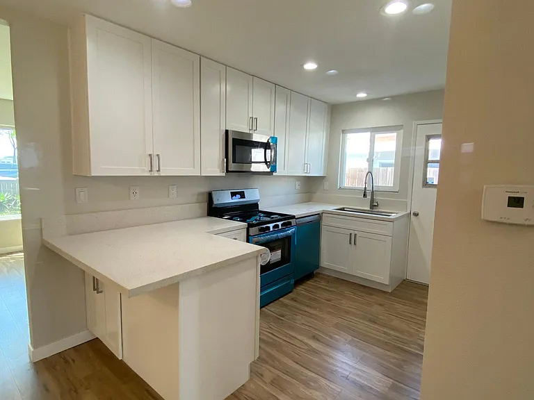 1095 Regal Rd — Photo 11