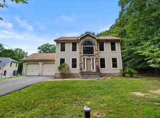 555 Whippoorwill Dr, Bushkill, PA 18324