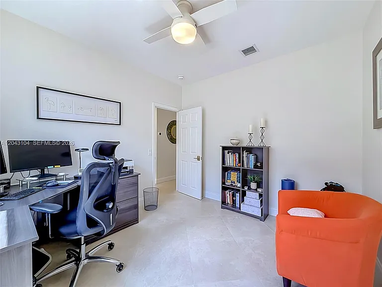 1556 Winterberry Ln — Photo 17