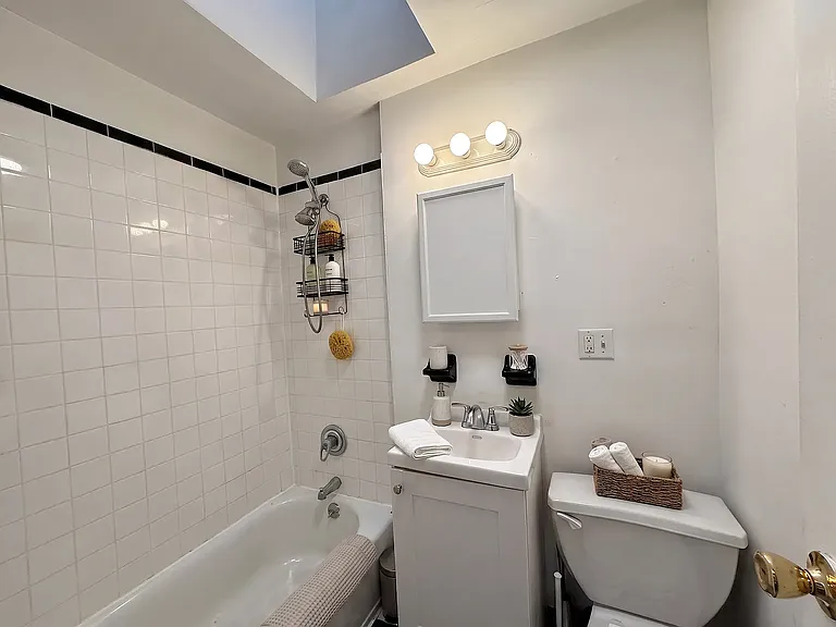 339 E 6th St #14 — Photo 4