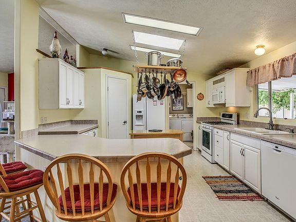 4th image of 403 Onyx Dr