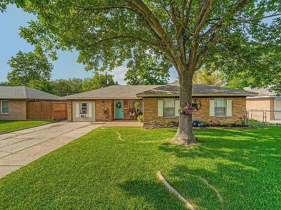 3rd image of 2401 Estate Dr