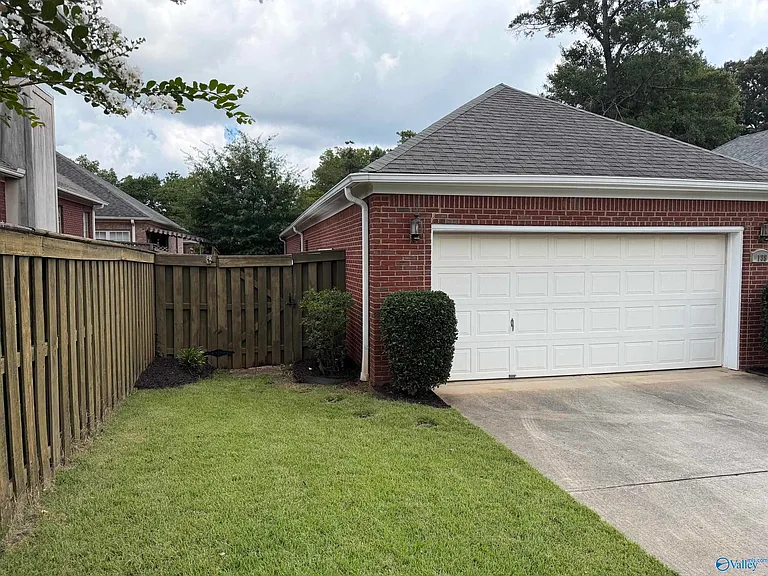 139 Canterbury Dr — Photo 3