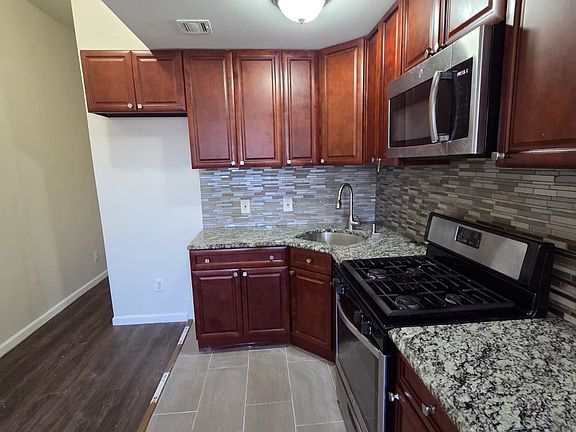 4th image of 167 Danforth Ave APT 2