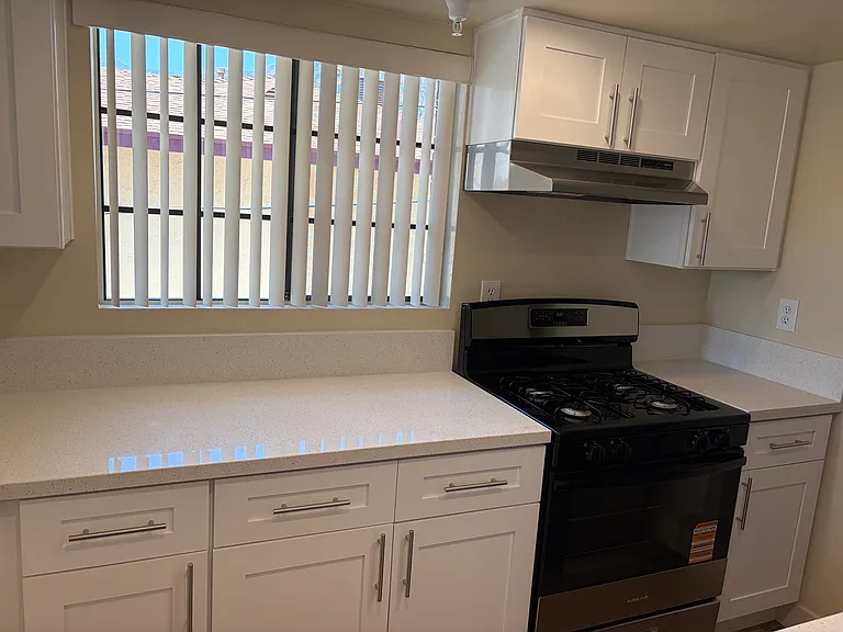 331 W Stocker St #10 — Photo 3