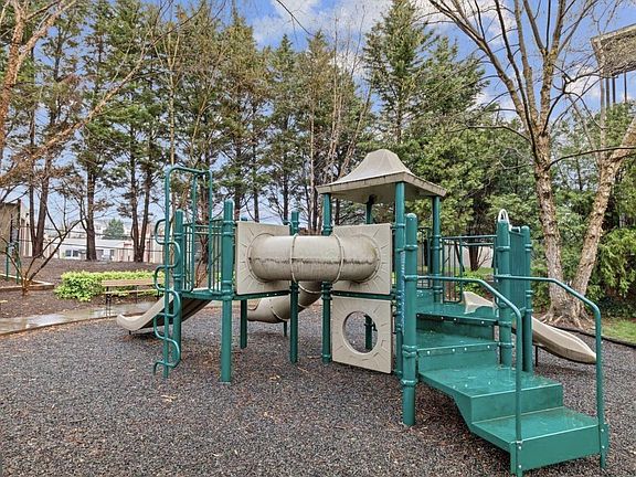 5th image of 4870 Eisenhower Ave #1