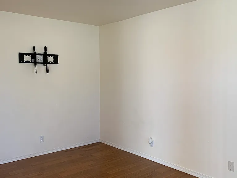 883 N Bainbridge St — Photo 3