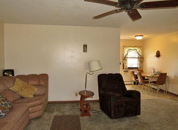 4th image of 19 Clover Ln