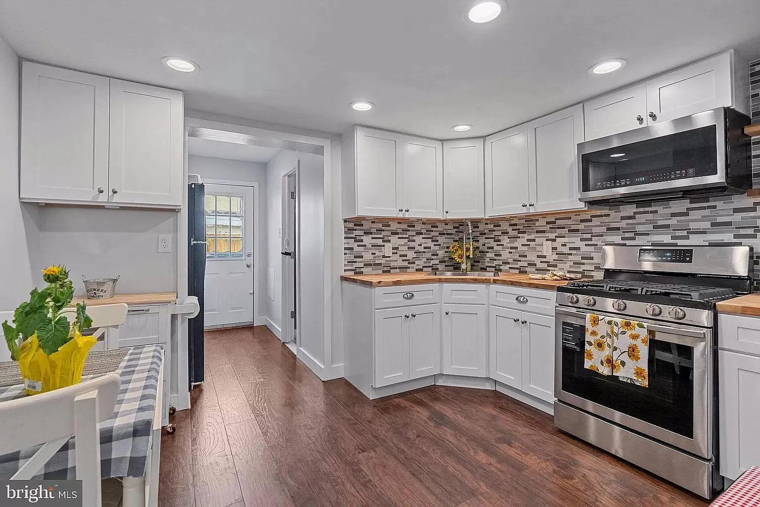 2 bed, 900 sqft, $1,635 — Photo 1