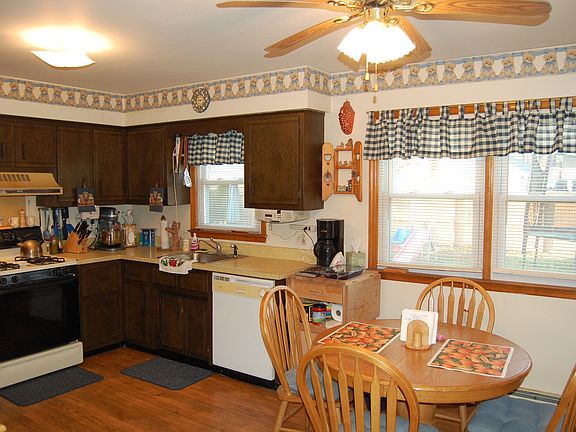 Eat-in kitchen