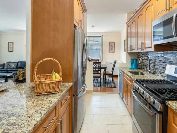 555 Kappock Street 2E image 1 of 19