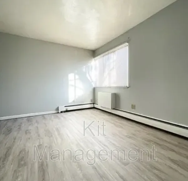 406 Burbank Dr — Photo 2