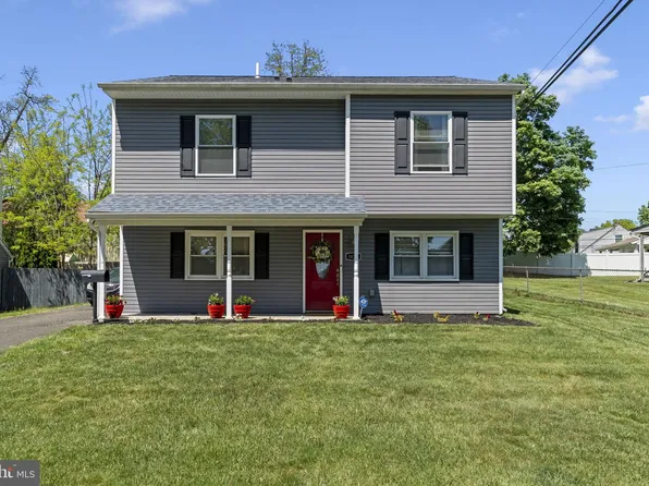 802 Rennard Ln, Morrisville, PA 19067