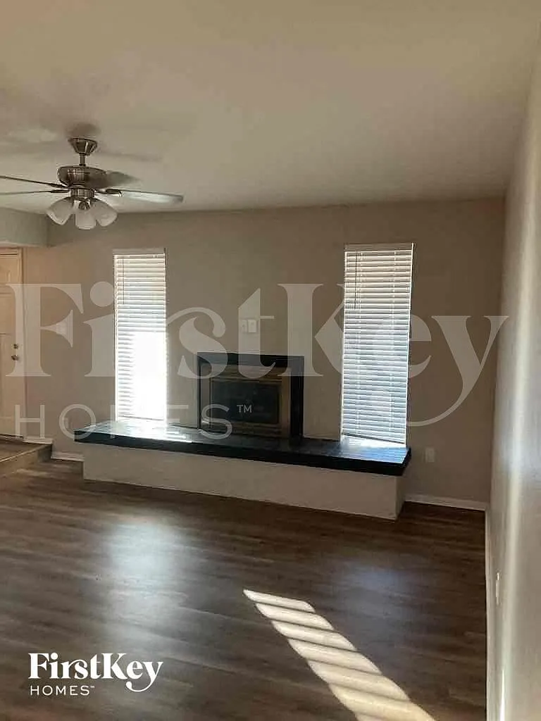 4 bed, 2.0 bath, 2404 sqft, $2,625 — Photo 3