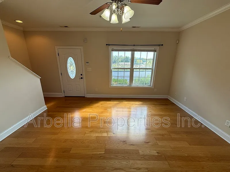 Cednter Street Condominium — Photo 4