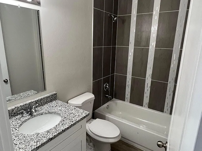 647 Jasmine St — Photo 5