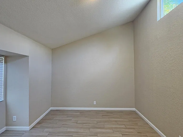 2222 I St #13 — Photo 21