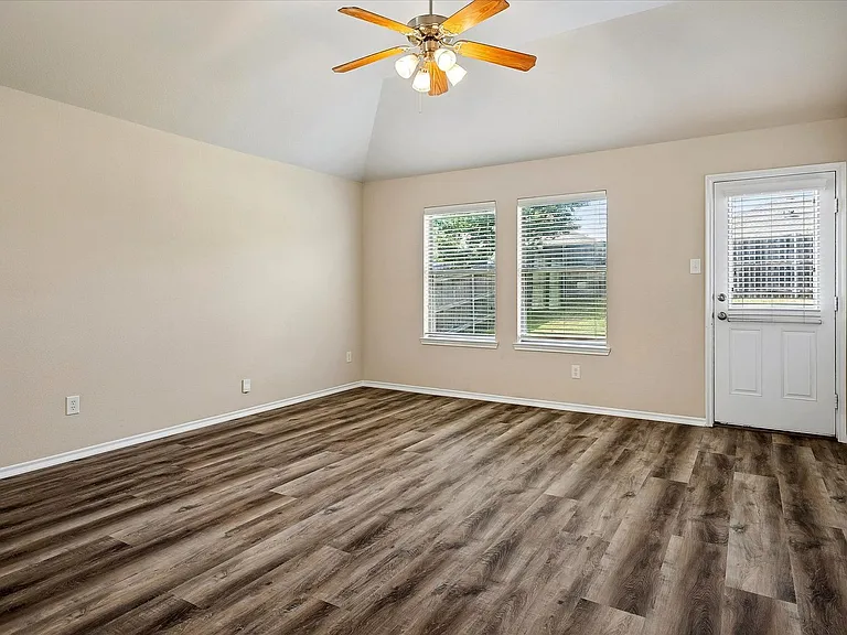 8701 Sagebrush Trl — Photo 3