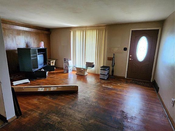 3rd image of 1907 Claudine Dr