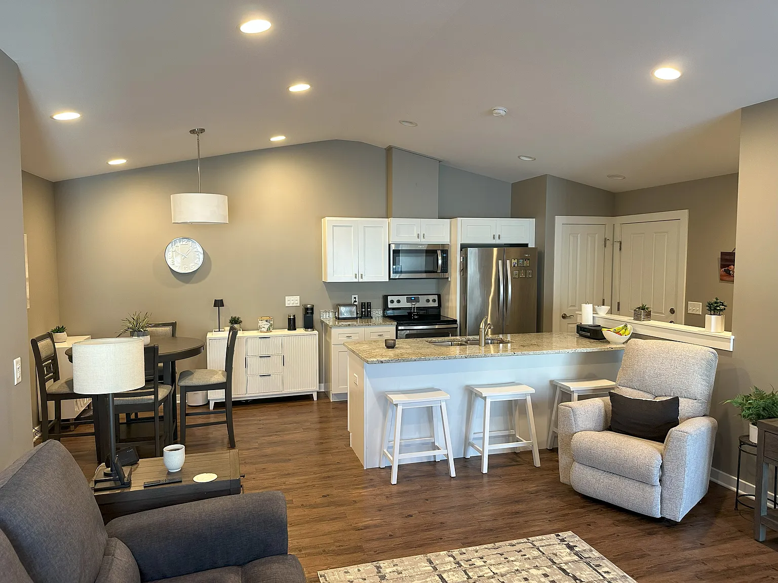 2 bed, 2000 sqft, $2,100 — Photo 3