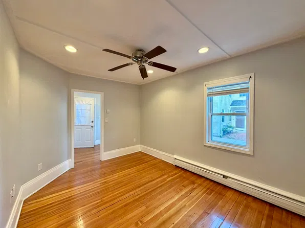 22 Carlton St APT 1, Salem, MA 01970