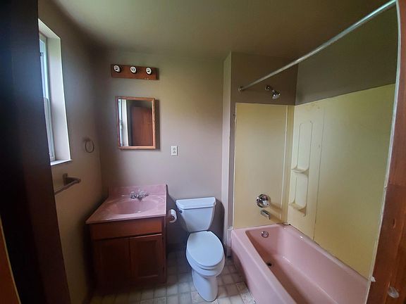 2nd image of 923 Climax St #16484960