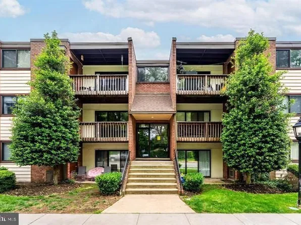 10723 West Dr, Fairfax, VA