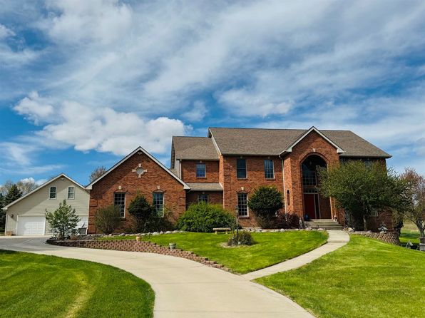8306 E Crockett Rd, Roscoe, IL 61073