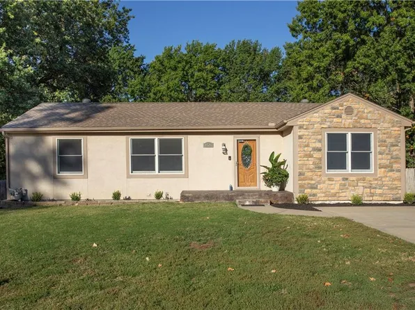 8528 Larsen St, Overland Park, KS 66214