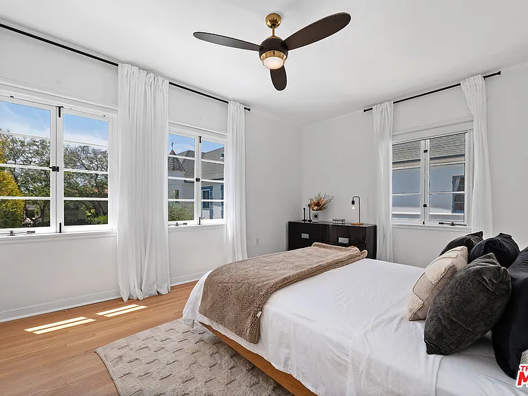 1270 N Hayworth Ave — Photo 15