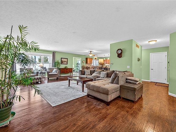 4th image of 360 Belmore Way