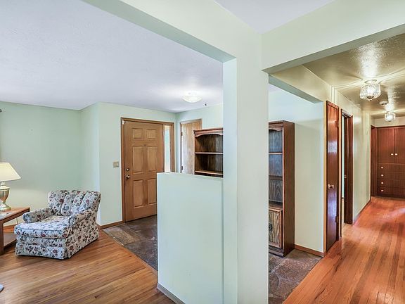 4th image of 611 W Tieton Ave