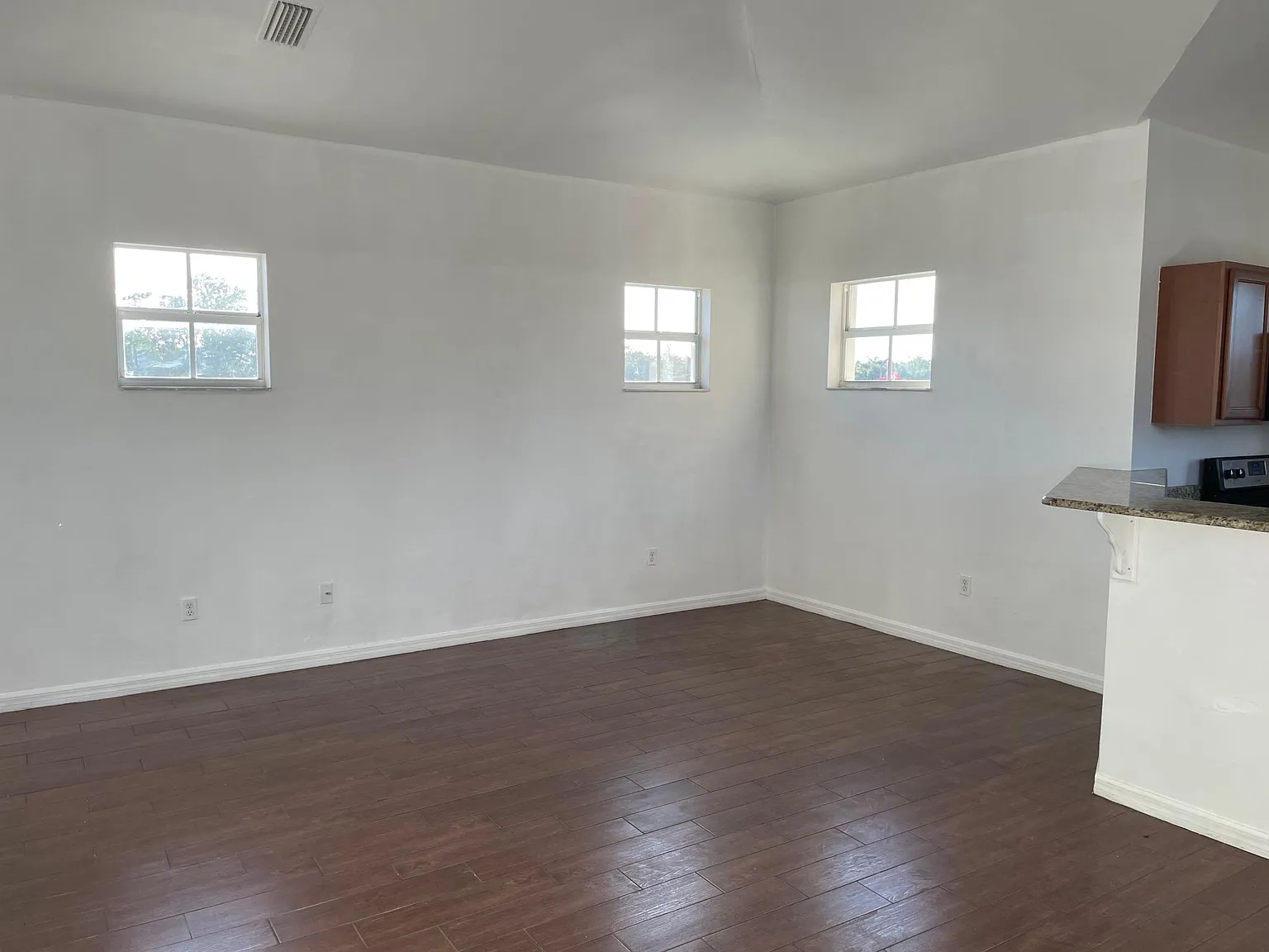 505 W Hickpochee Ave — Photo 4