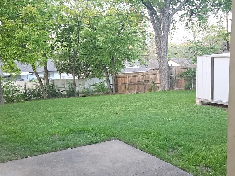 1214 Burleson St — Photo 2
