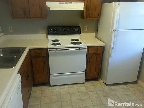 3rd image of 2483 Chateau Ln