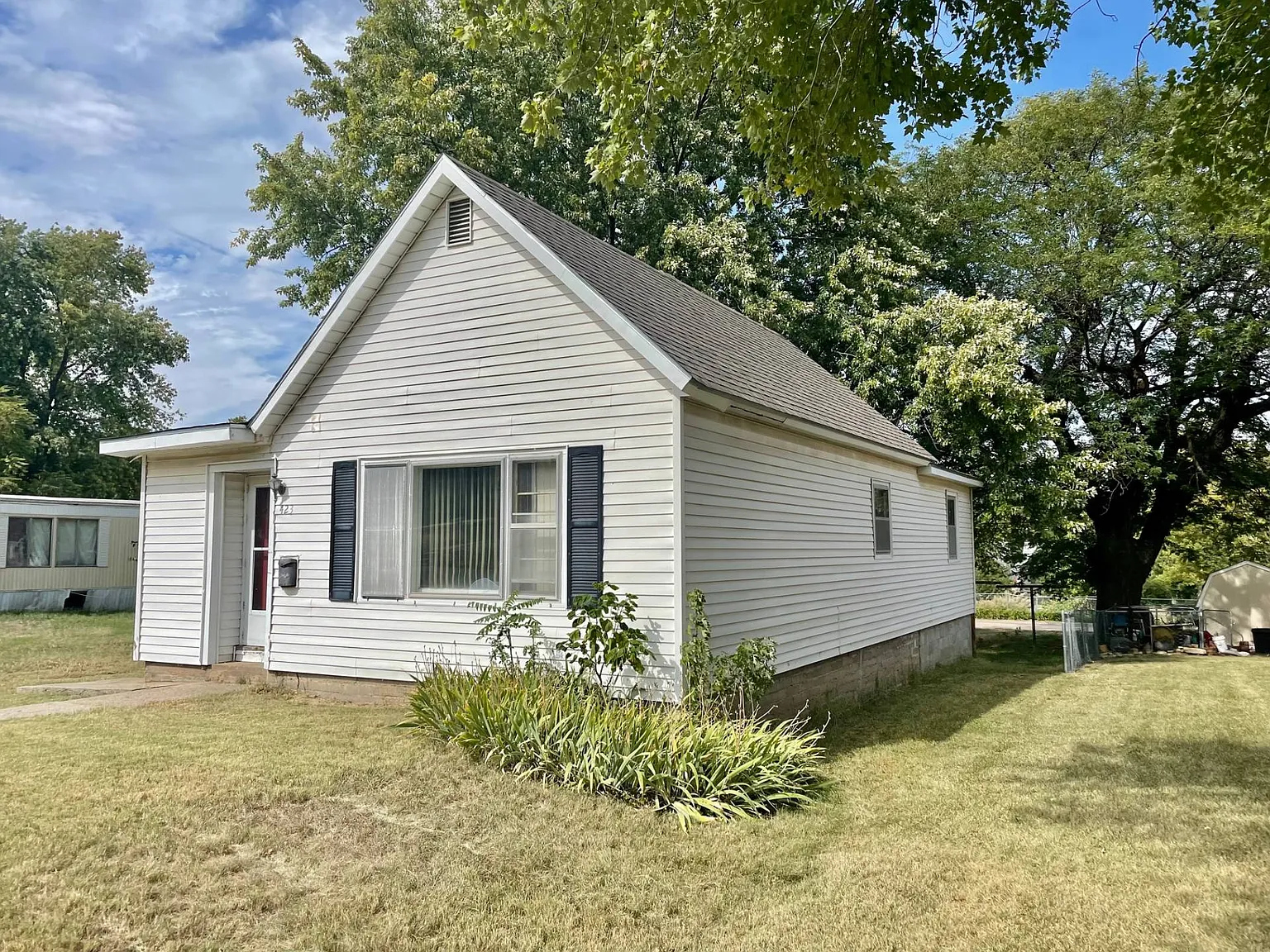 2 bed, 1.0 bath, $850 — Photo 1