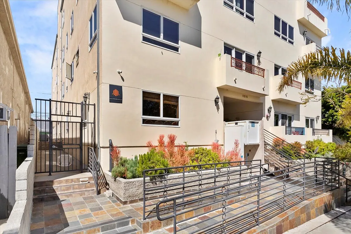 3 bed, 1600 sqft, $4,200 — Photo 2