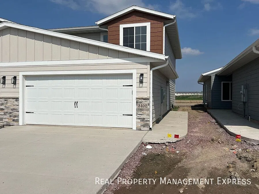 Beautiful 3 Bedroom 2.5 Bathroom Townhome — Photo 1