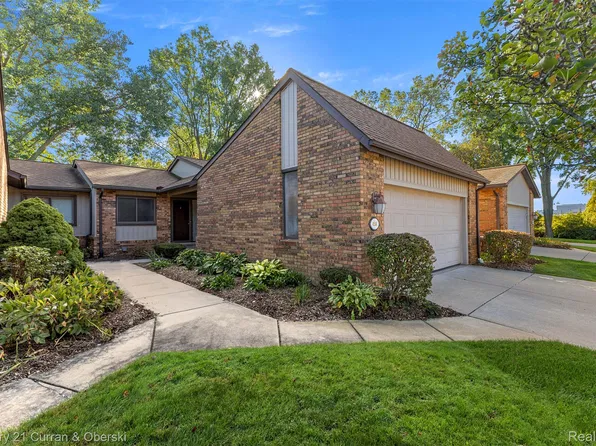 4588 Laurel Club Cir, West Bloomfield, MI 48323