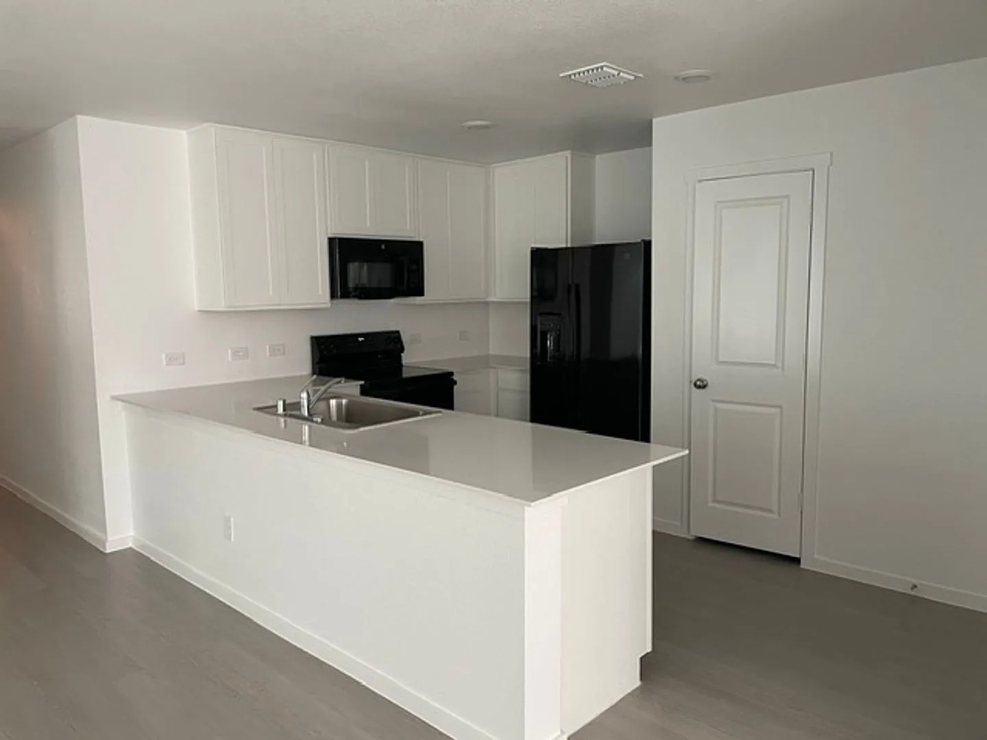Available Now--4 Bedroom 2 Bath 2 Car Garage — Photo 4