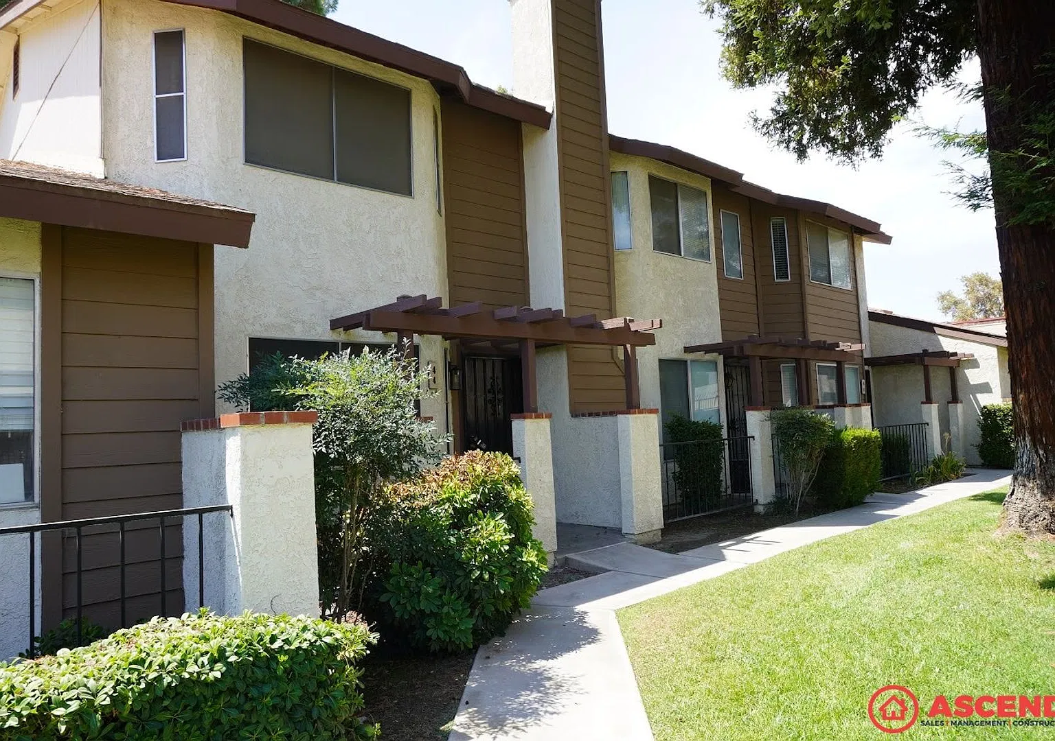 Stunning Townhome in Southwest Bakersfield! — Photo 1