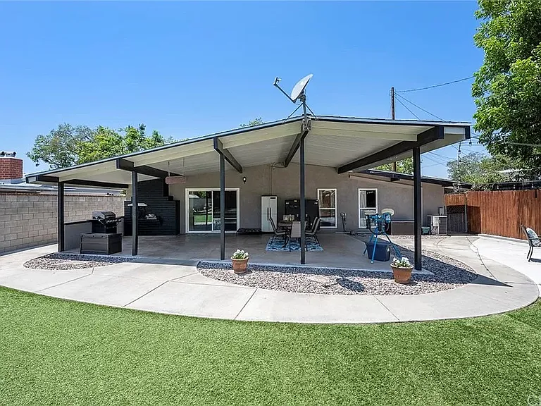 712 N Mountain View Pl — Photo 1