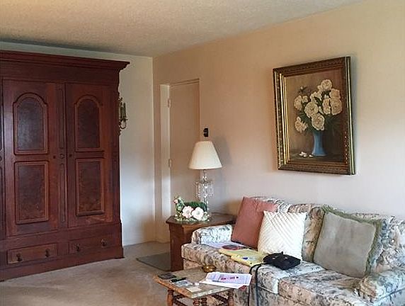 3rd image of 924 Canterbury Ln
