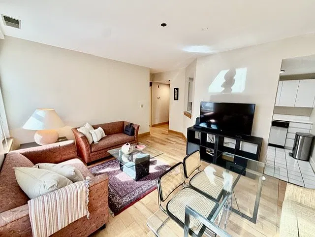 2 bed, 1.5 bath, 711 sqft, $4,000 — Photo 2