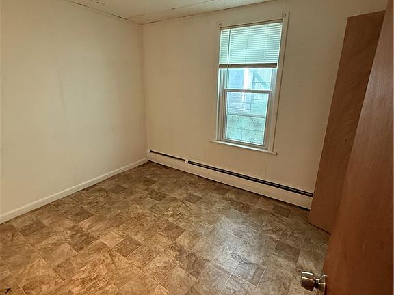 4th image of 409 Willing St