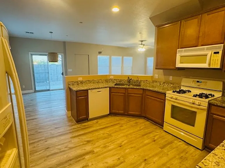 8455 N Placita De La Manzana — Photo 3