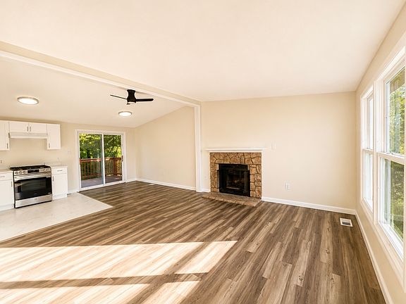 4th image of 304 Lake Crystalbrook Dr