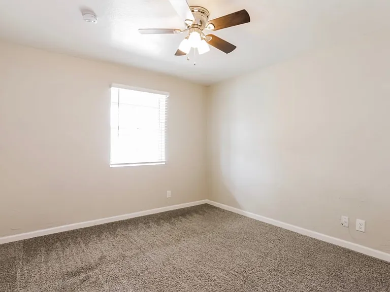 815 E Mountain View Rd — Photo 9