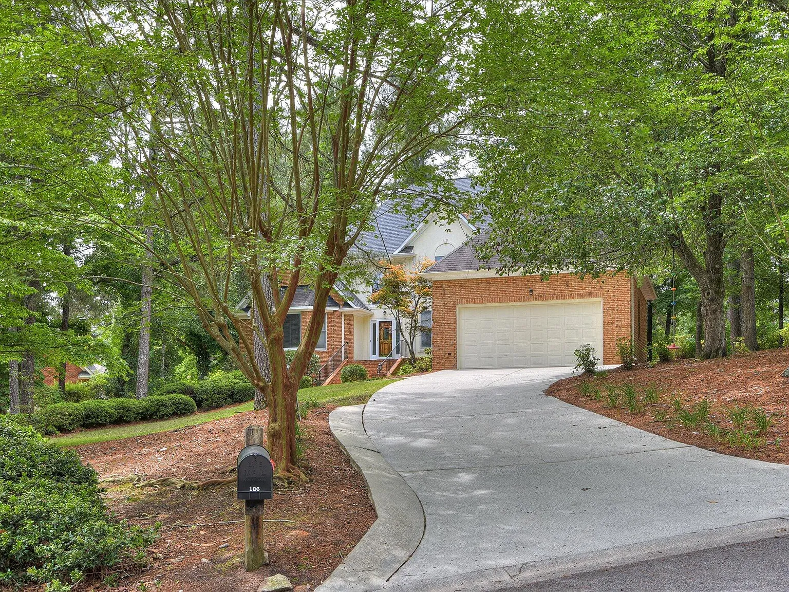 5 bed, 3.5 bath, 4110 sqft, $4,200 — Photo 2