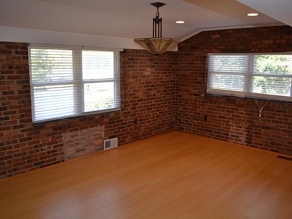 3rd image of 404 Lakeshore Dr